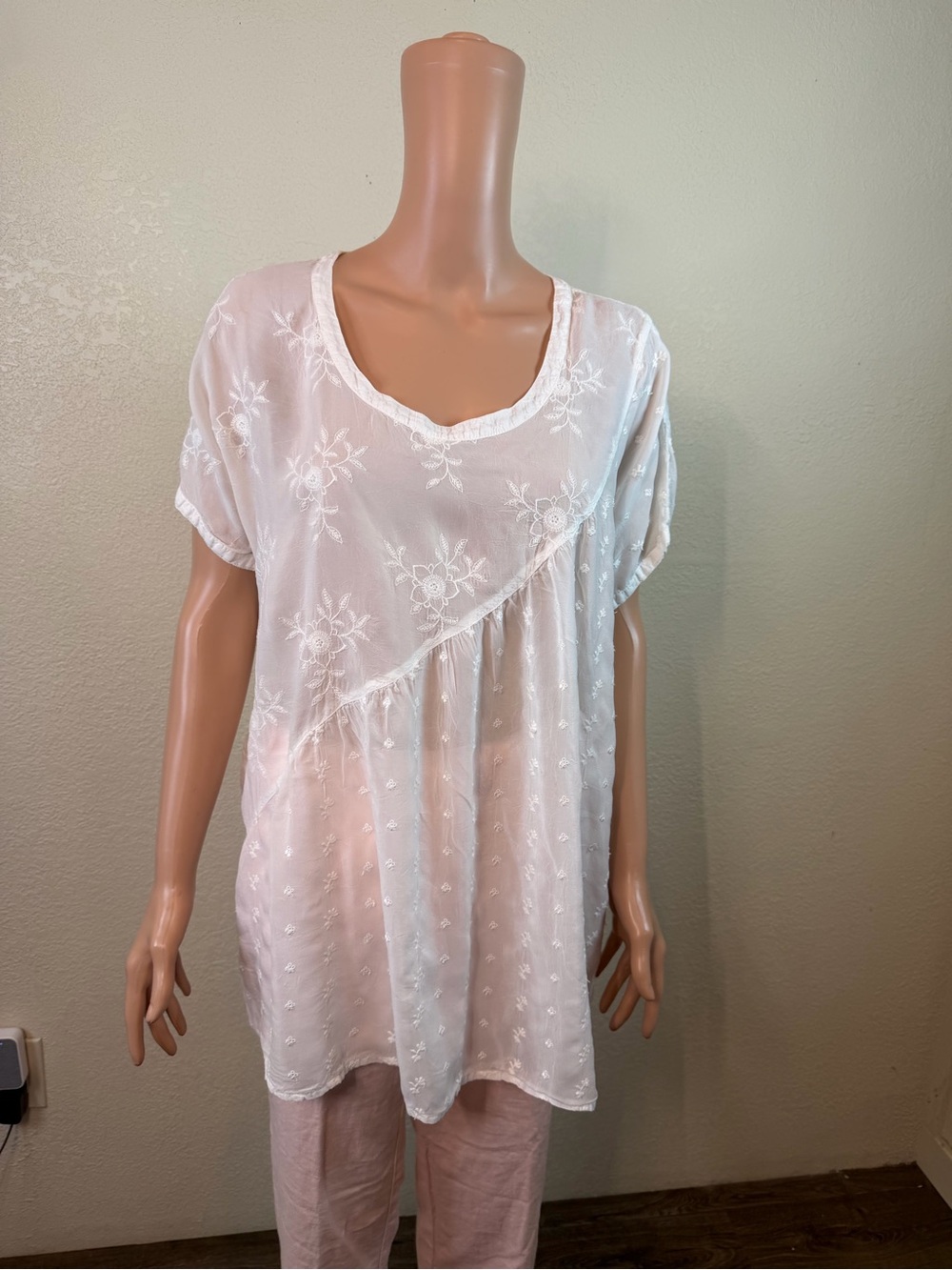 Johnny Was Women’s White Embroidered Eyelet Boho Short Sleeve Blouse Size Small - Picture 4 of 13